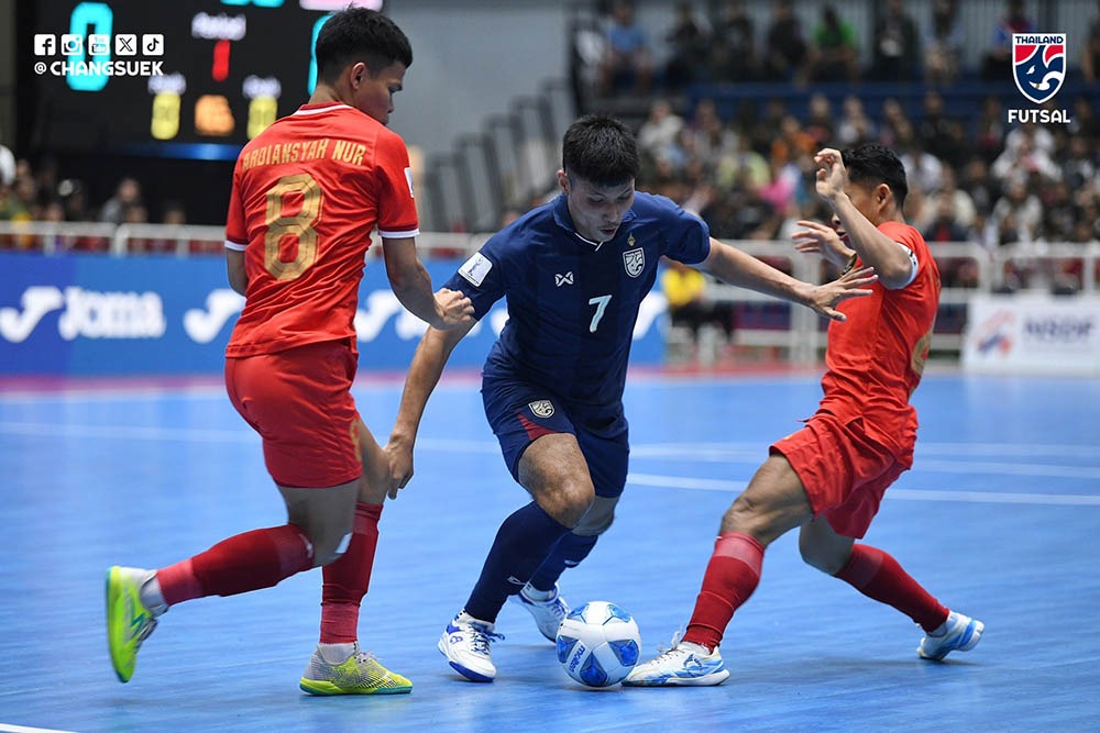 Tuyển futsal Thái Lan (áo xanh) tấn công kém hiệu quả và thua 1-5 trước Indonesia. Ảnh: Changsuek
