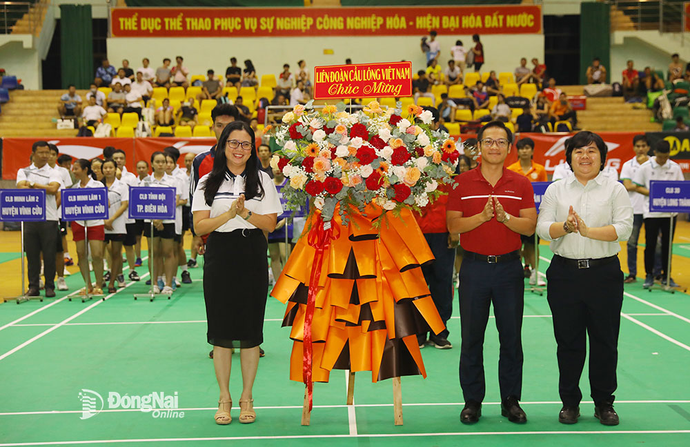 Thay mặt Liên đoàn Cầu lông Việt Nam, Giám đốc Sở Văn hóa, thể thao và du lịch Đồng Nai Lê Thị Ngọc Loan tặng lẵng hoa chúc mừng giải. Ảnh: Huy Anh