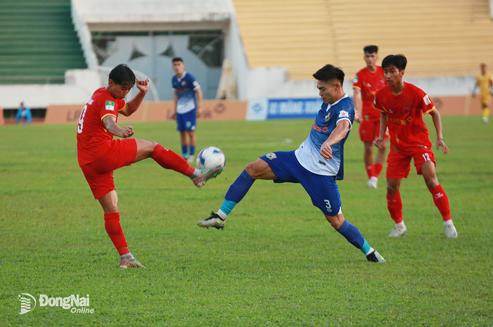 Chủ nhà Đồng Nai (áo xanh) cầm hòa 0-0 với Long An để giành được 1 điểm đầu tiên. Ảnh: Huy Anh