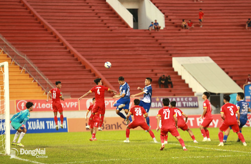 Bất lực trong khâu ghi bàn, chủ nhà Đồng Nai (áo xanh) có trận hòa 0-0 với đội khách Long An. Ảnh: Huy Anh