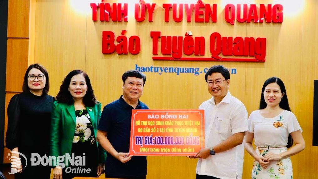 Báo Đồng Nai trao học bổng tại tỉnh Tuyên Quang và tham quan, làm việc với Báo Tuyên Quang