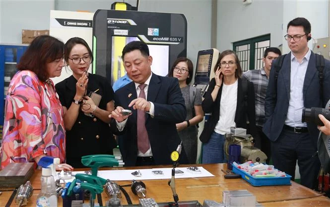 Parliamentary State Secretary to the Federal Ministry for Economic Cooperation and Development of Germany Bärbel Kofler ( first, left) is introduced to vocational training at LILAMA 2. (Photo: VNA)
