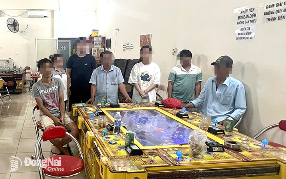 Nhóm đối tượng tham gia đánh bạc bằng hình thức chơi game bắn cá bị lực lượng công an phát hiện. Ảnh: Công an Biên Hòa.