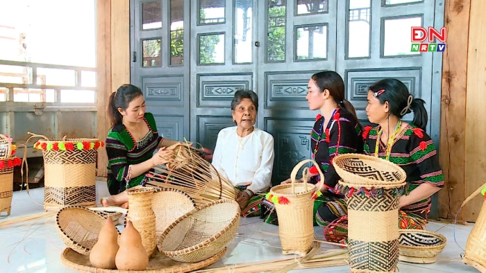 Đưa chiếc gùi từ ấp sóc ra thị trường