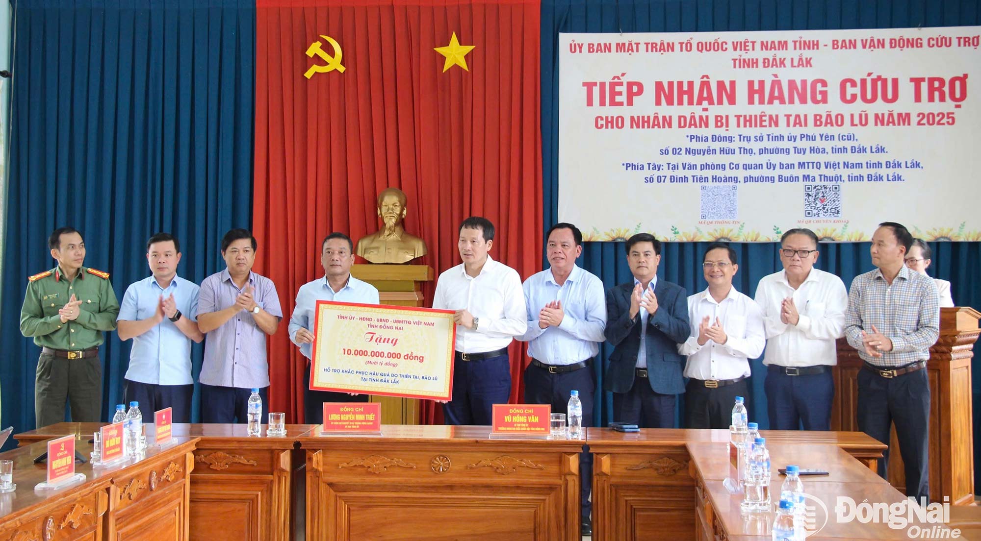 Đồng chí Vũ Hồng Văn, Bí thư Tỉnh ủy, Trưởng đoàn Đại biểu Quốc hội tỉnh Đồng Nai trao biểu trưng số tiền 10 tỷ đồng cho đại diện lãnh đạo tỉnh Đắk Lắk. Ảnh: Trần Thể