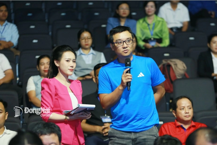Journalists raise questions to the organizers at the announcement ceremony. Photo: Huy Anh