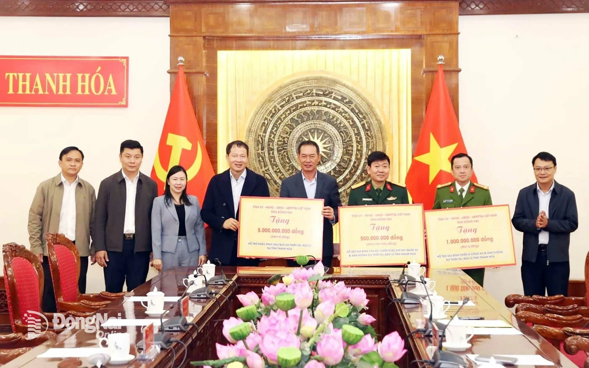 Deputy Secretary of the Provincial Party Committee, Chairman of the Vietnam Fatherland Front Committee of Thanh Hoa province Trinh Tuan Sinh, along with representatives of the functional units of the province, receive support from Dong Nai province. Photo: Phong Sac