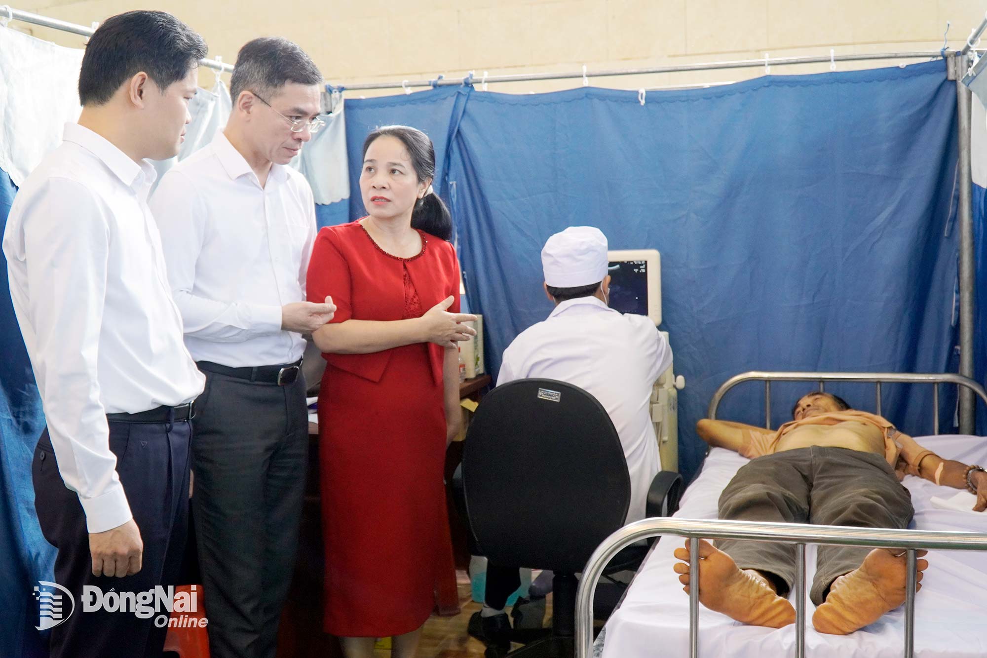 Ủy viên dự khuyết Trung ương Đảng, Thứ trưởng Thường trực Bộ Y Tế Vũ Mạnh Hà cùng đoàn lãnh đạo Hội Thầy thuốc trẻ Việt Nam, tỉnh Đồng Nai trực tiếp thăm hỏi các bệnh nhân. Ảnh: Vũ Nguyện