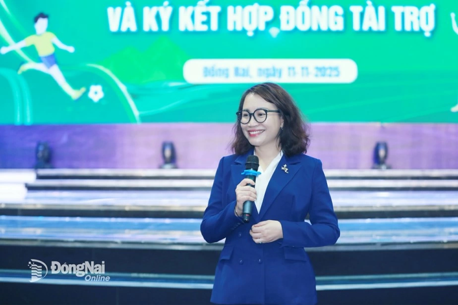 Provincial Party Committee member, Editor-in-Chief of DNNRT Nguyen Thi Minh Nham answers questions from the media about the tournaments. Photo: Huy Anh