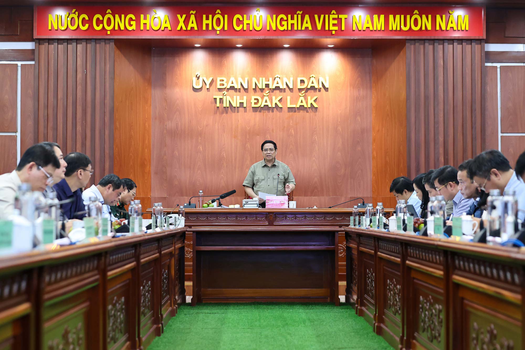 Thủ tướng Phạm Minh Chính họp trực tuyến với các bộ, ngành và 4 tỉnh để chỉ đạo công tác khắc phục hậu quả bão lũ, ổn định đời sống nhân dân, khôi phục sản xuất, kinh doanh - Ảnh: VGP/Nhật Bắc

