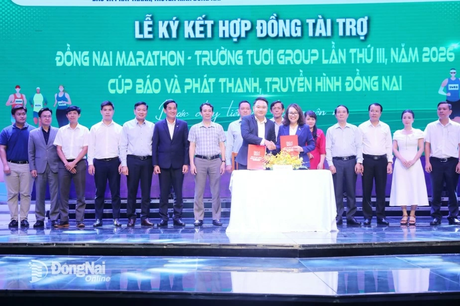 Provincial Party Committee member, Editor-in-Chief of DNNRT Nguyen Thi Minh Nham and Member of the Board of Directors of Truong Tuoi Group, Vice President of Truong Tuoi - Dong Nai Football Club sign a sponsorship cooperation agreement. Photo: Huy Anh