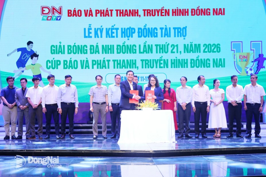 Provincial Party Committee member, Editor-in-Chief of DNNRT Nguyen Thi Minh Nham and Deputy General Director in charge of Human Resources of C.P. Vietnam Livestock Joint Stock Company Nguyen Quoc Khang sign a sponsorship cooperation agreement. Photo: Huy Anh