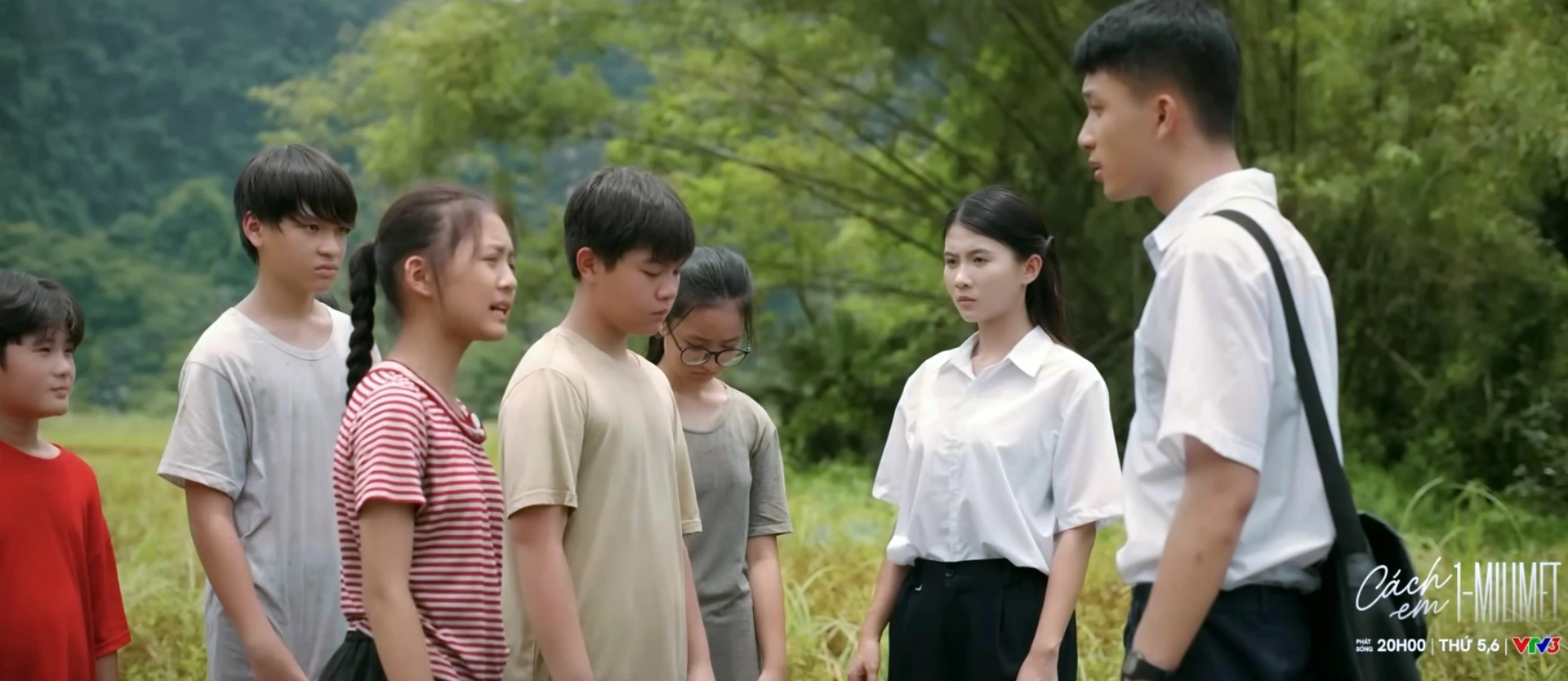 Cách em một milimet khắc họa ký ức tuổi thơ hồn nhiên, trong trẻo.