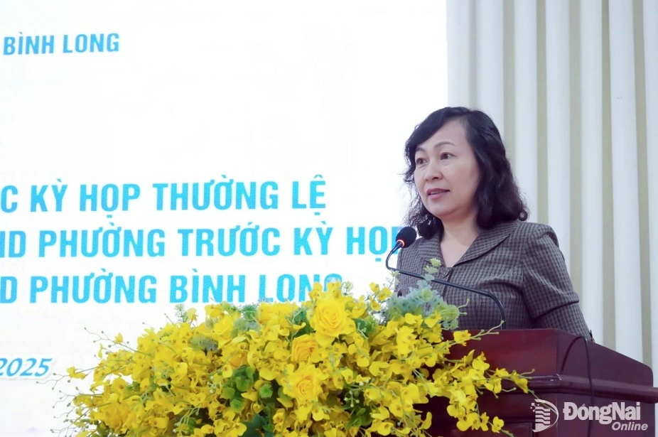 Deputy Secretary of the Provincial Party Committee, Chairwoman of the VFF Committee of Dong Nai province Huynh Thi Hang speaks with voters at the meeting. Photo: Van Tam