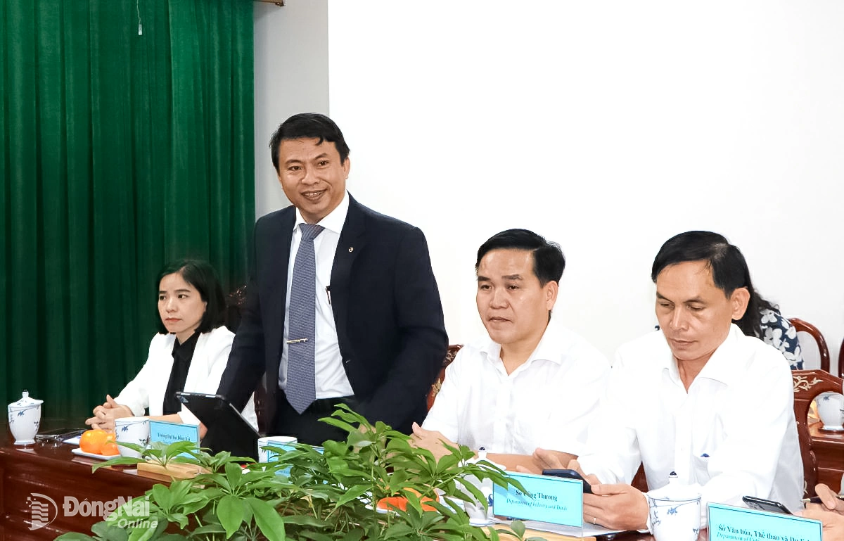 Vice Rector of Dong Nai University Pham Hung Duc speaks at the meeting. Photo: Ngoc Lien