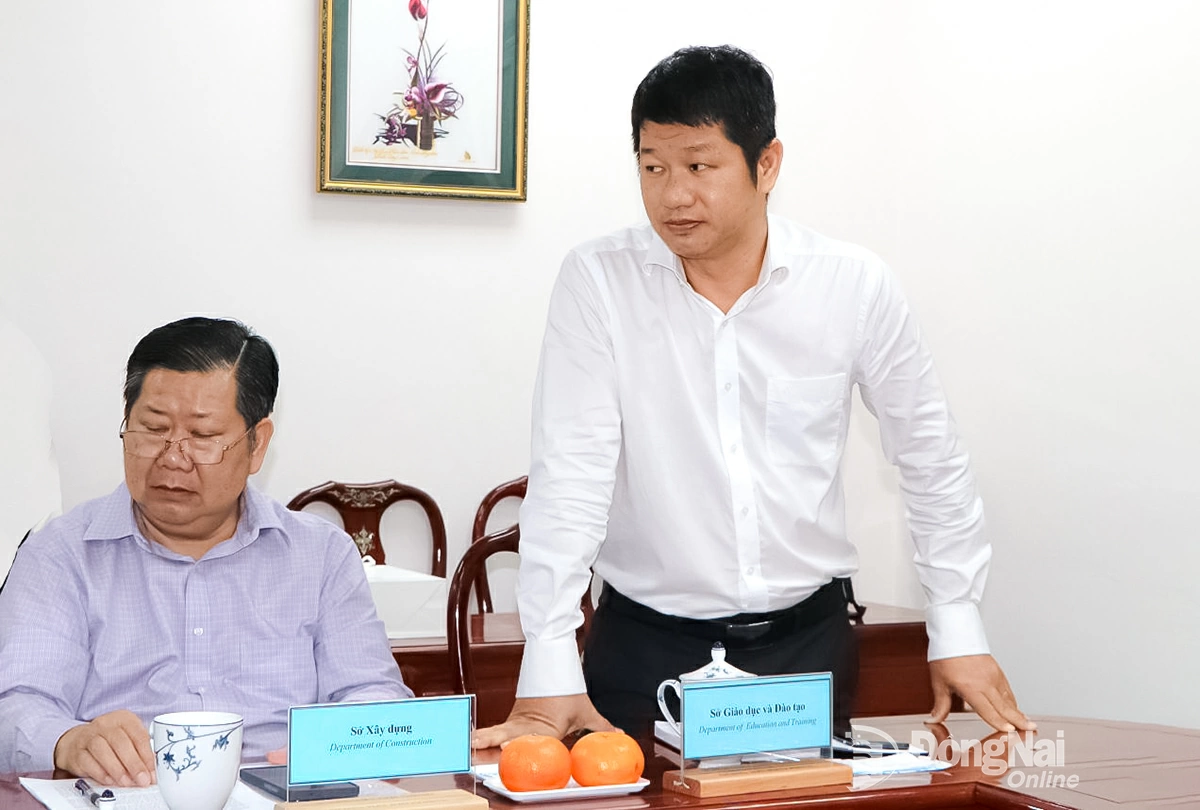 Deputy Director of the Department of Education and Training Do Dang Bao Linh speaks at the meeting. Photo: Ngoc Lien