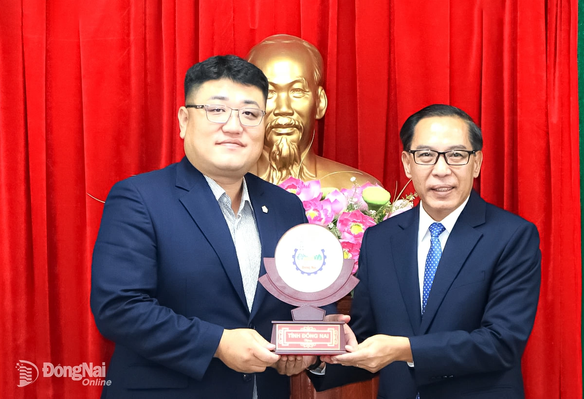 Deputy Director of the DoFA Nguyen Viet Thang (right), representing the Provincial leadership, presents a souvenir gift to the RoK delegation. Photo: Ngoc Lien