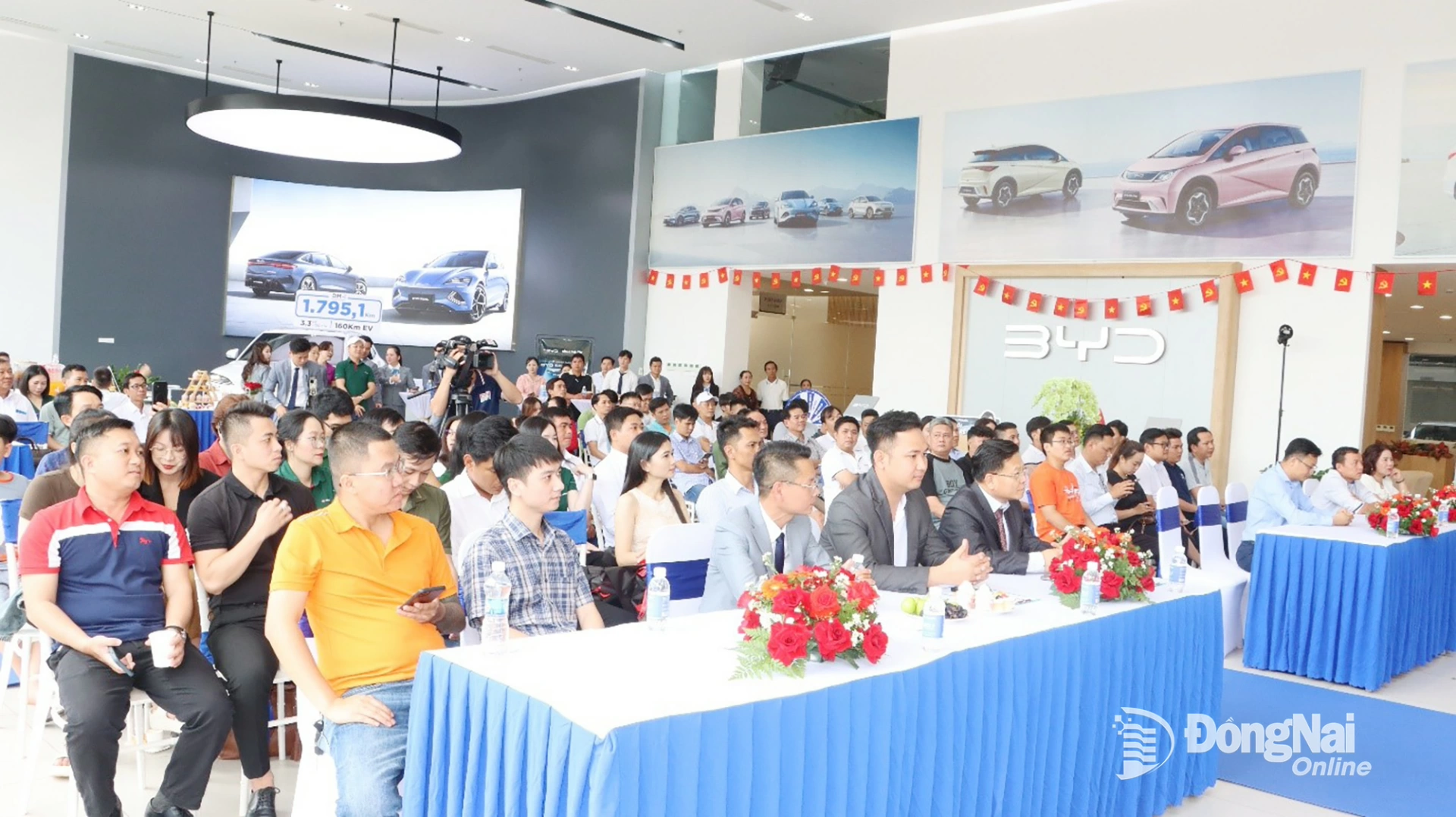 Sự kiện thu hút đông đảo người dân, khách hàng đến tham dự. Ảnh: Vũ Thuyên

