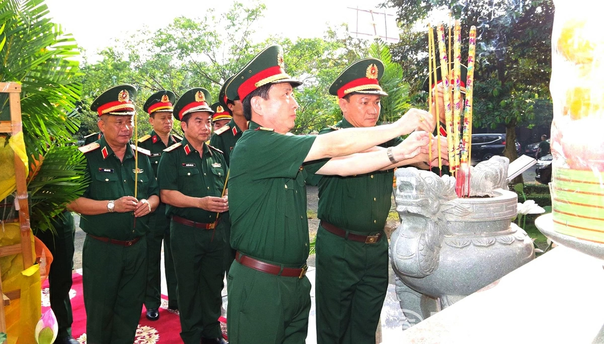 Leaders of the MoND’s departments and Military Region 7 offer incense to fallen heroes and martyrs. Photo: Thanh Hai

