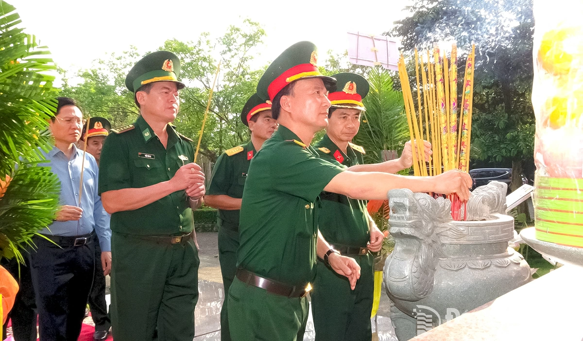 Colonel Vo Thanh Danh, Member of the Provincial Party Standing Committee and Commander of the Dong Nai Provincial Military Command, and delegates offer incense to fallen heroes and martyrs. Photo: Thanh Hai

