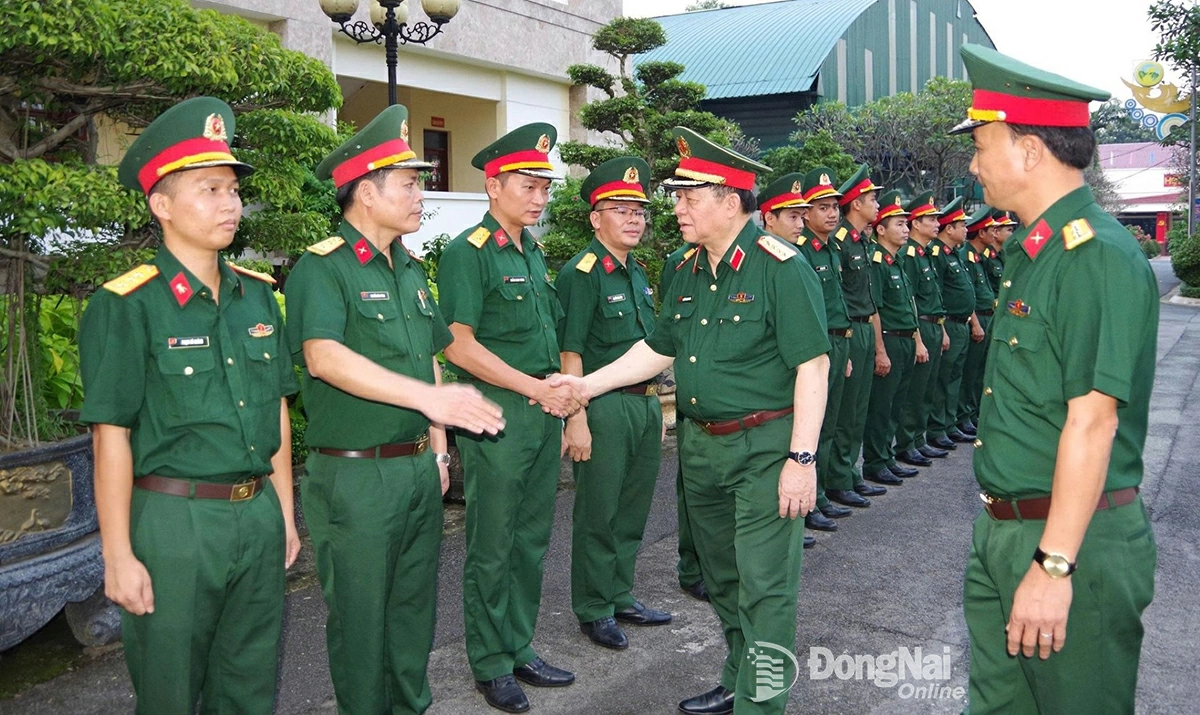General Nguyen Trong Nghia visits and encourages officers and soldiers of the Dong Nai armed forces. Photo: Thanh Hai

