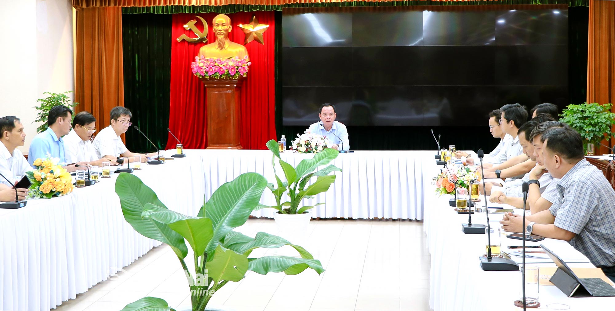 Phó Bí thư Tỉnh ủy, Chủ tịch UBND tỉnh Đồng Nai Võ Tấn Đức chủ trì cuộc họp. Ảnh: Vương Thế