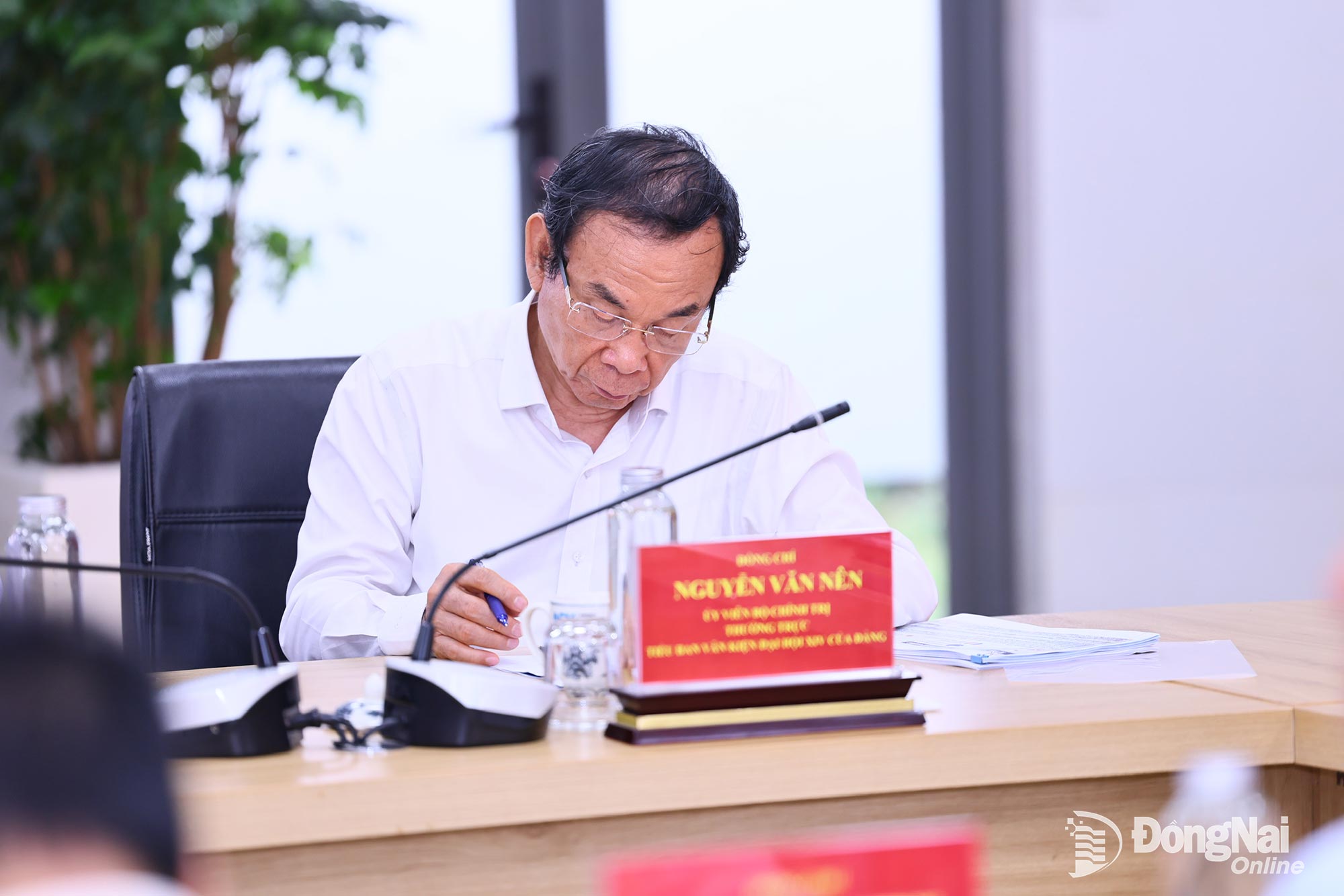Comrade Nguyen Van Nen, Politburo member and Standing Member of the Document Subcommittee for the 14th National Party Congress, attends the working session. Photo: Cong Nghia