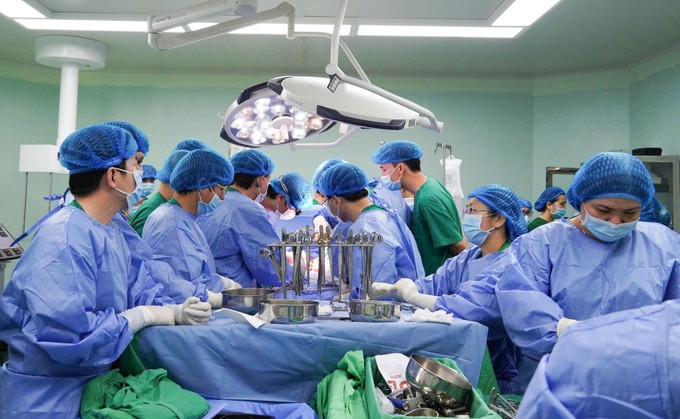 More than 40 medical professionals from multiple hospitals take part in the organ-retrieval surgery from the brain-dead donor.