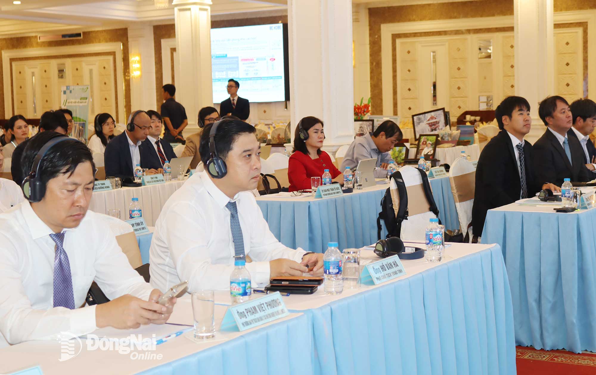 Provincial leaders attend the forum. Photo: Hoang Loc

