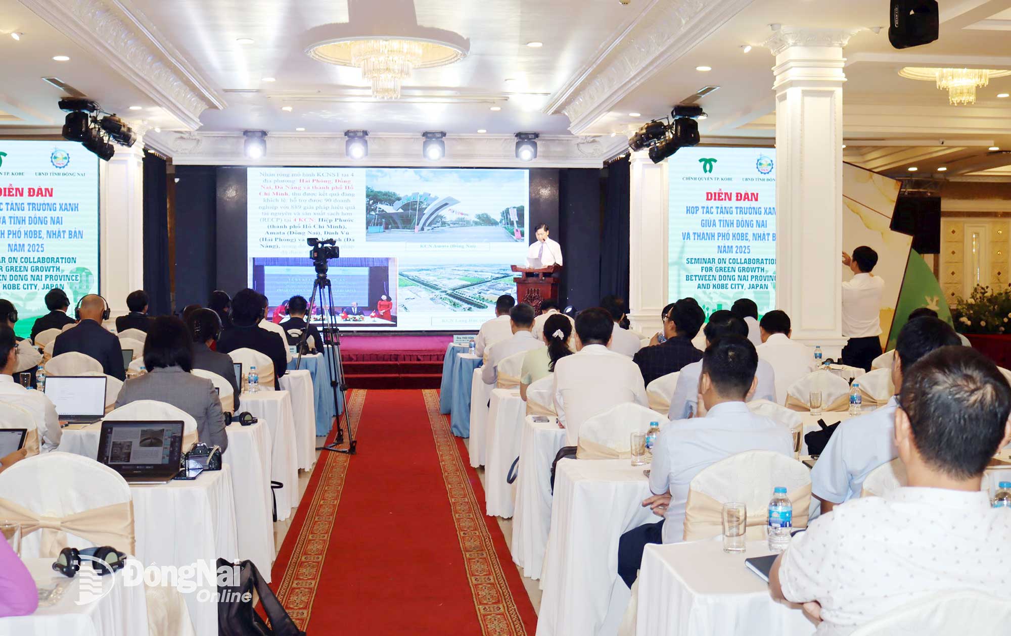 Pham Viet Phuong, Acting Deputy Head of DEIZA, delivers his presentation at the forum. Photo: Hoang Loc

