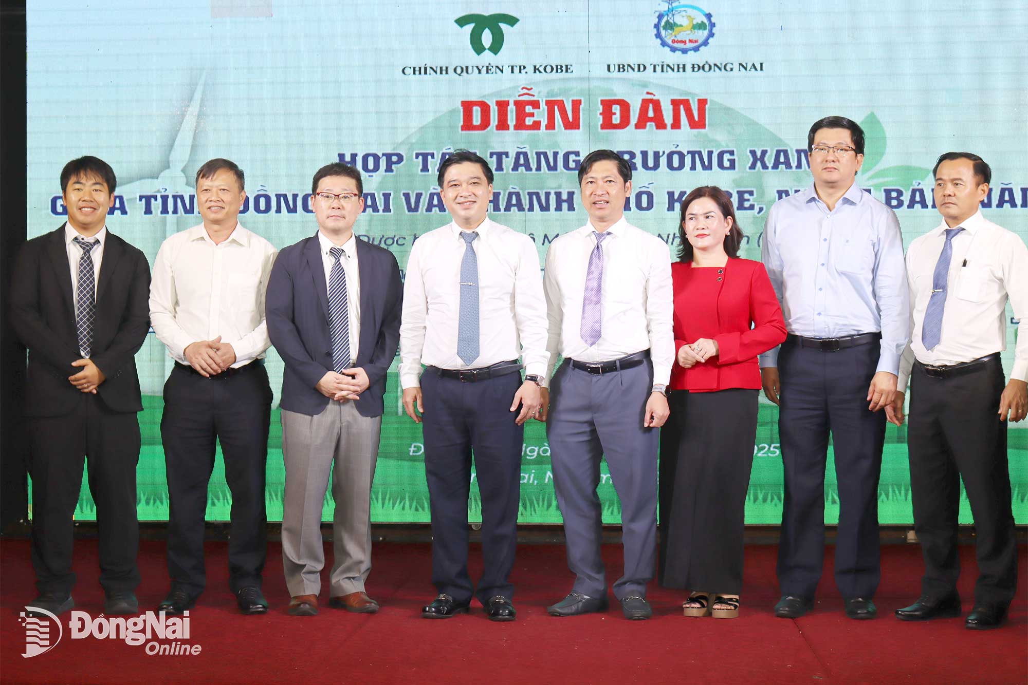 Leaders of the Dong Nai Provincial People’s Committee, representatives of Kobe city (Japan) and speakers pose for a group photo at the forum. Photo: Hoang Loc

