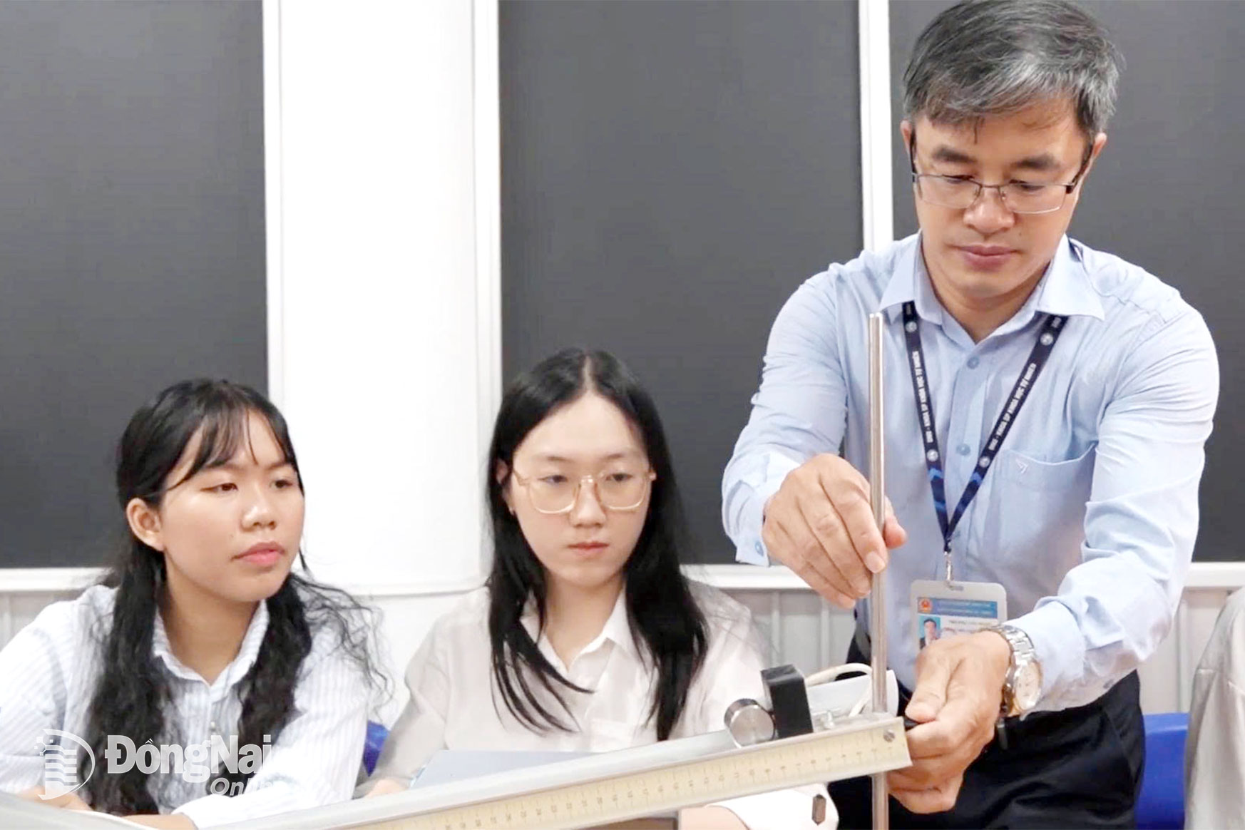 A lecturer at Dong Nai University guides students from Faculty of Pedagogy in Natural Science during a practical session. Photo: Bich Nhan

