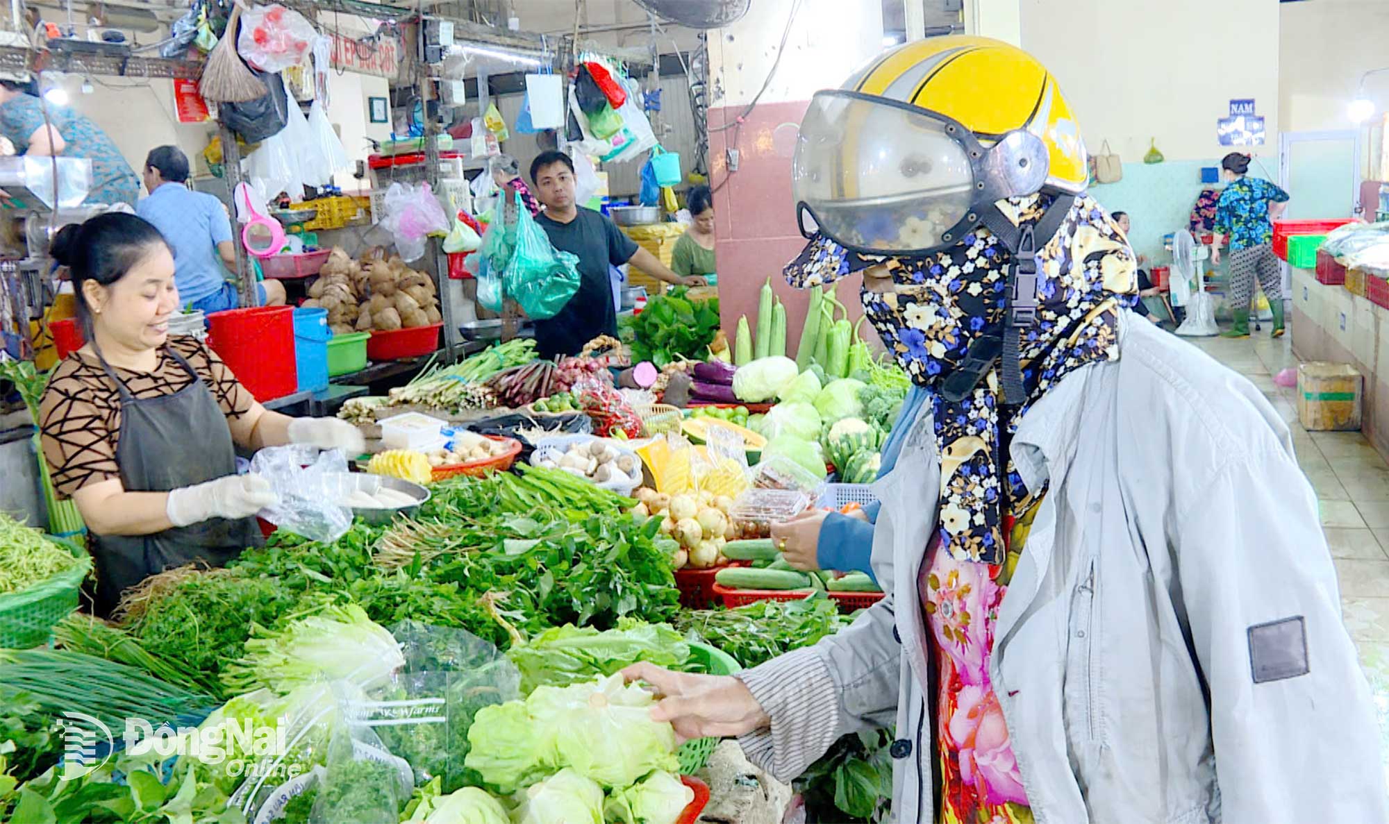 Consumers are shocked when vegetable prices increase daily, many times higher than before. Photo: Ngoc Thanh