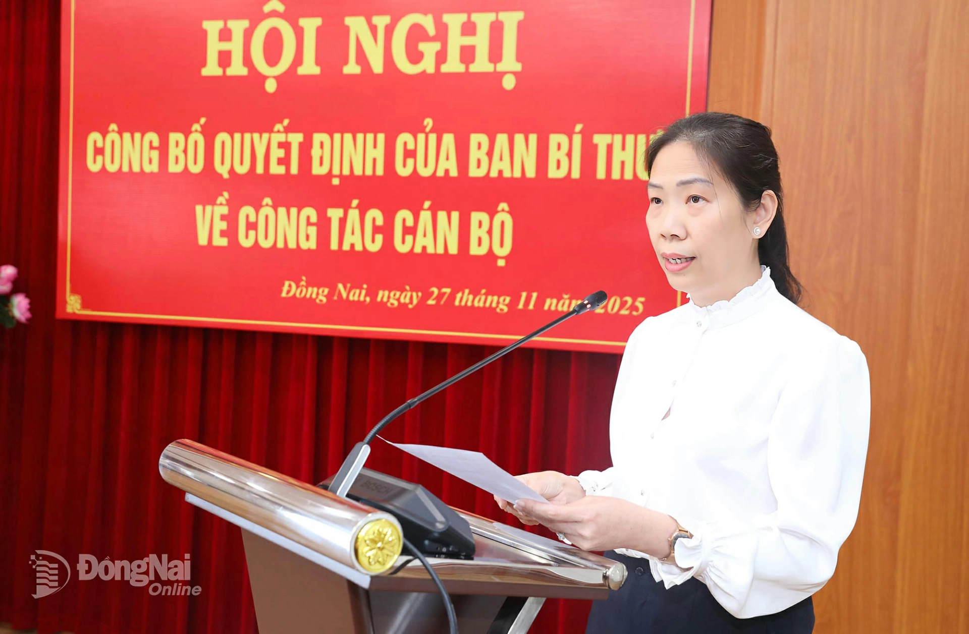 Member of the PPC and Standing Deputy Head of the Provincial Party Committee’s Organization Commission Bui Thi Yen announces the decision of the Party Central Committee’s Secretariat. Photo: Huy Anh

