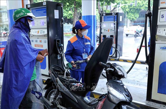 Xăng, dầu đồng loạt giảm giá. Ảnh: TTXVN.