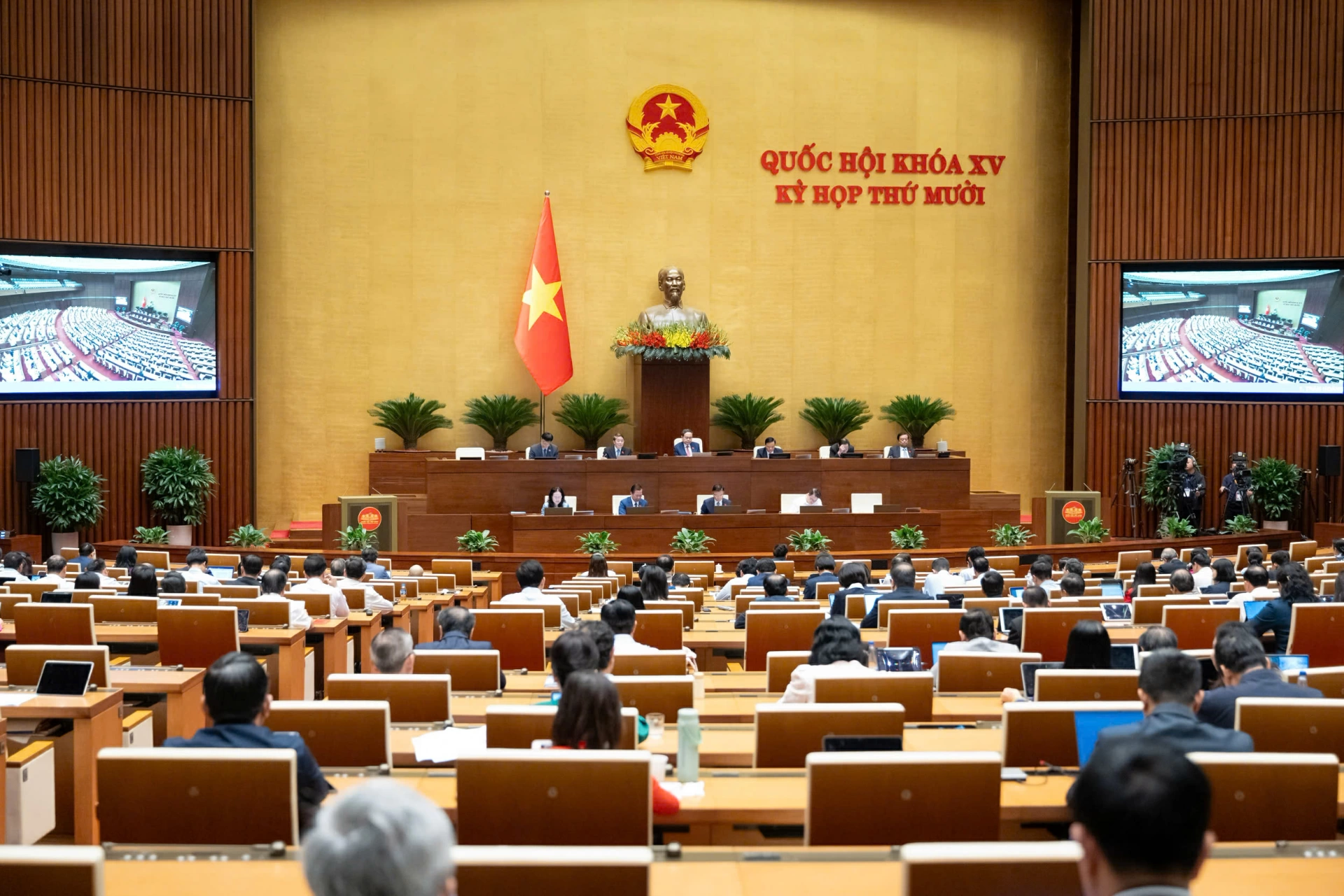 Trong tuần làm việc thứ ba của Kỳ họp thứ 10, Quốc hội sẽ họp Phiên toàn thể ở Hội trường, nghe Tờ trình và Báo cáo thẩm tra, sau đó tiến hành thảo luận ở Tổ về các dự án luật