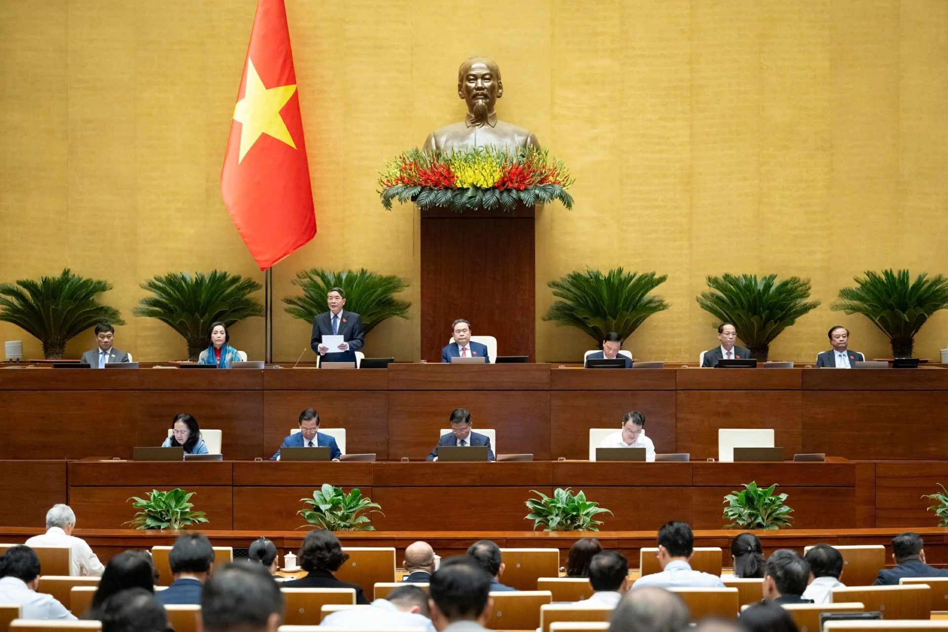 Phó Chủ tịch Quốc hội Nguyễn Đức Hải điều hành Phiên thảo luận về tình hình thực hiện ngân sách nhà nước