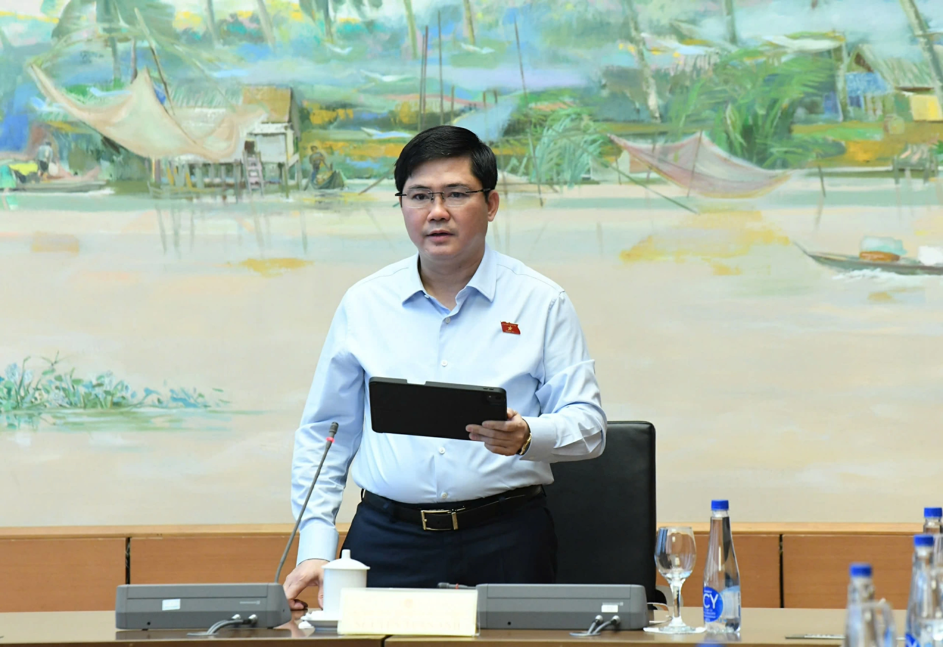 Trưởng Đoàn ĐBQH Thành phố Cần Thơ Nguyễn Tuấn Anh điều hành phiên thảo luận. Ảnh Lâm Hiển