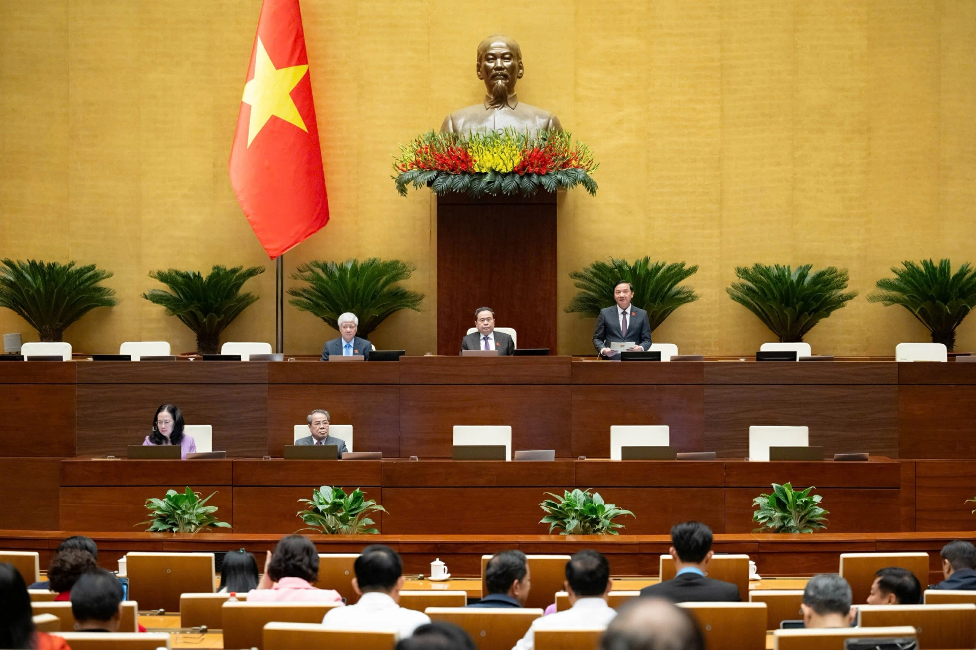 Phó Chủ tịch Quốc hội Nguyễn Khắc Định điều hành Phiên họp