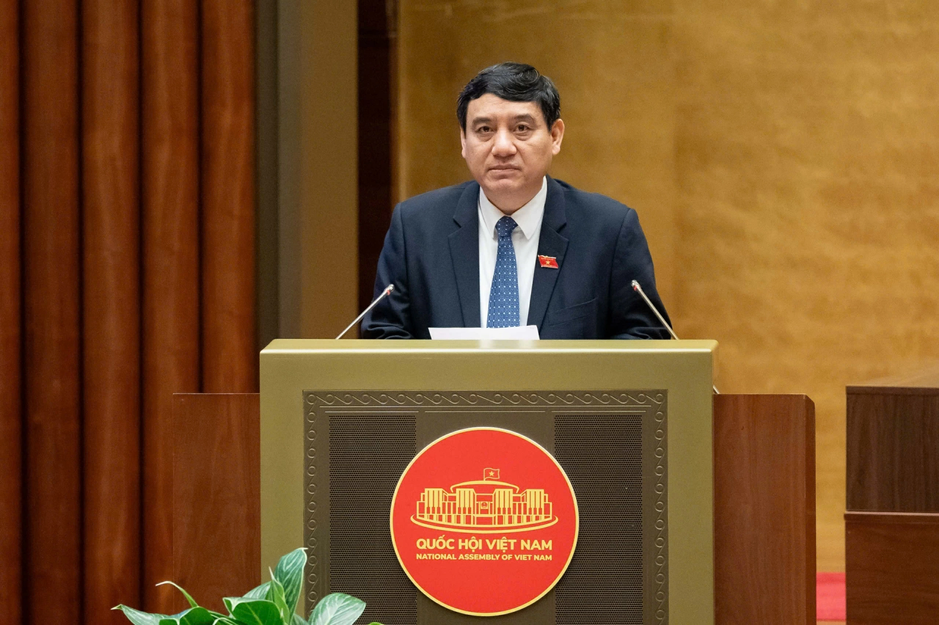 Chủ nhiệm Ủy ban Văn hoá và Xã hội của Quốc hội Nguyễn Đắc Vinh trình bày Báo cáo tóm tắt thẩm tra về dự thảo Luật Phòng, chống ma túy (sửa đổi)