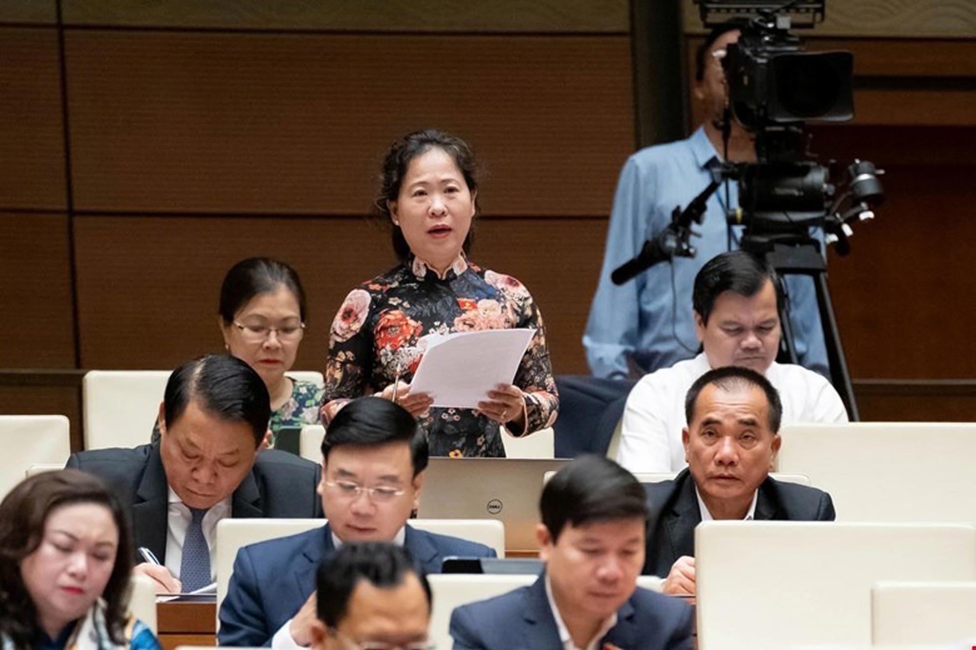 Đại biểu Tô Ái Vang (Đoàn ĐBQH thành phố Cần Thơ) phát biểu