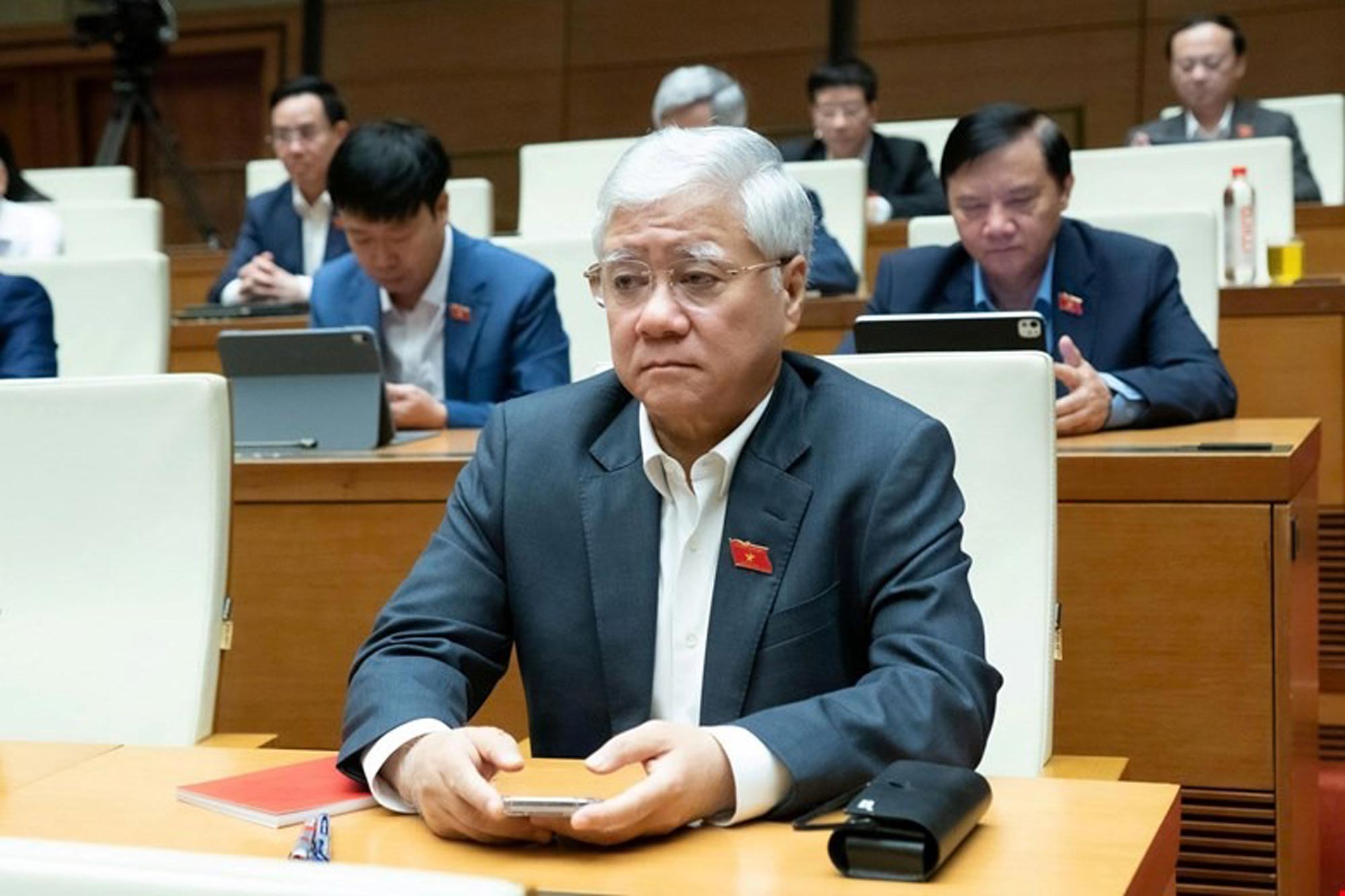 Phó Chủ tịch Thường trực Quốc hội Đỗ Văn Chiến và các đại biểu tại Phiên họp