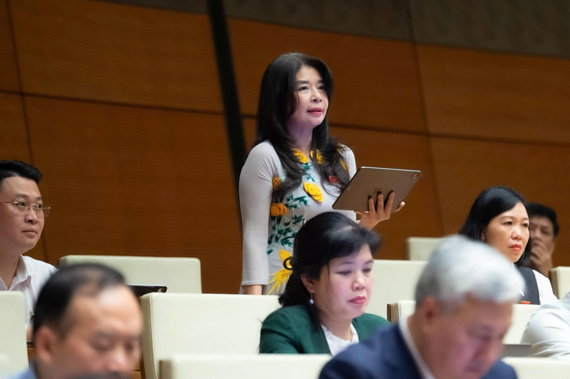 Đại biểu Lê Thu Hà, đoàn ĐBQH tỉnh Lào Cai phát biểu tại Hội trường về Dự án Luật Báo chí (sửa đổi) chiều 24/11