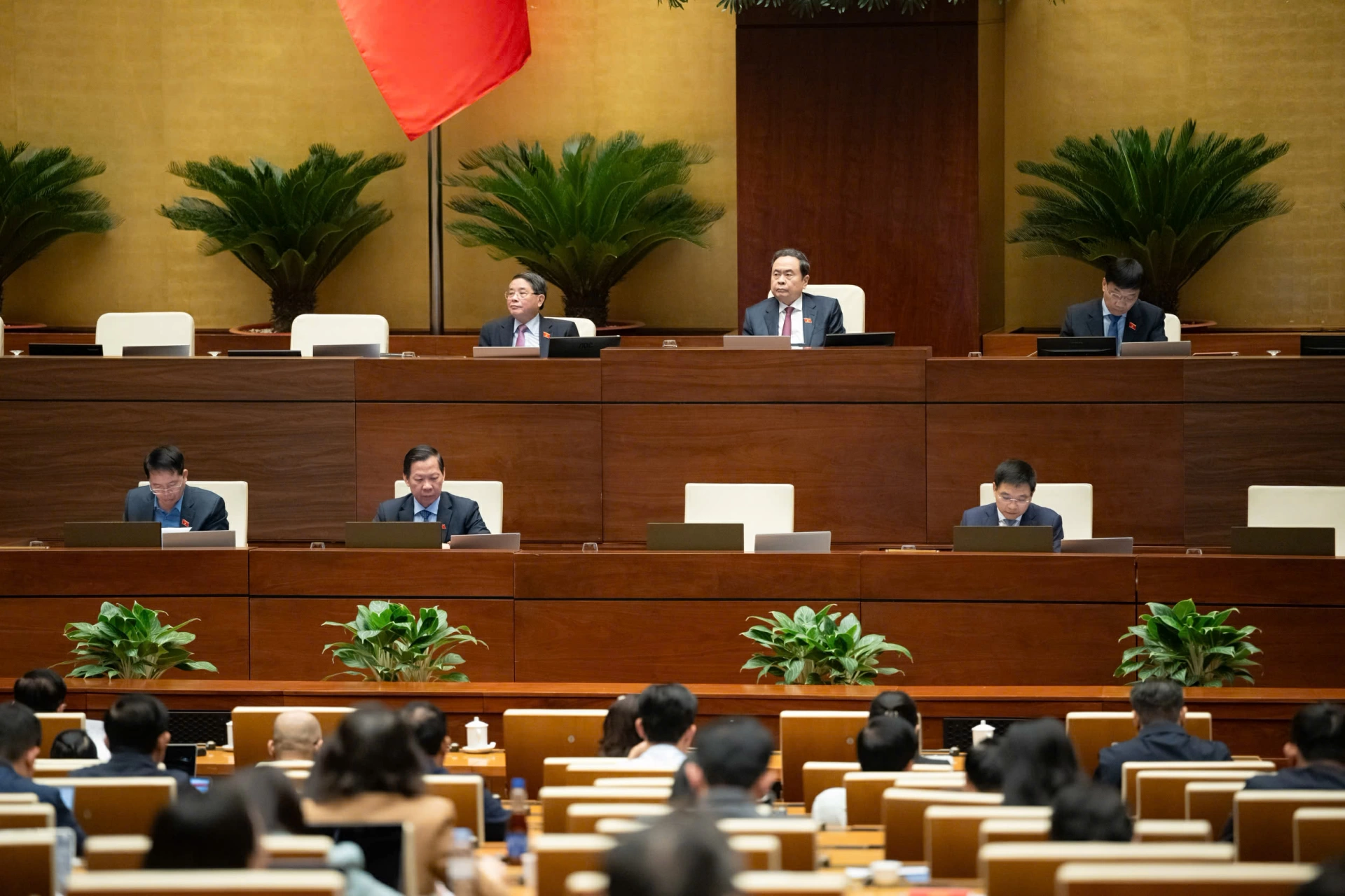 Chủ tịch Quốc hội Trần Thanh Mẫn và Đoàn chủ toạ tại Phiên thảo luận về Dự án Luật đầu tư (sửa đổi) sáng 27/11