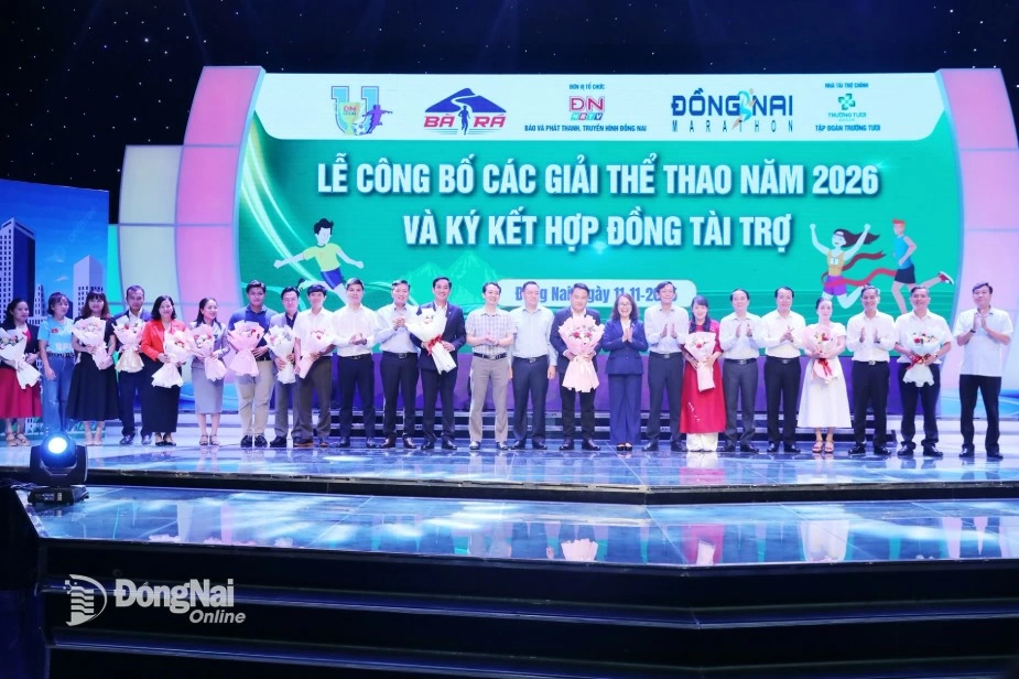 The Editorial Board of DNNRT present flowers to thank the sponsors. Photo: Huy Anh