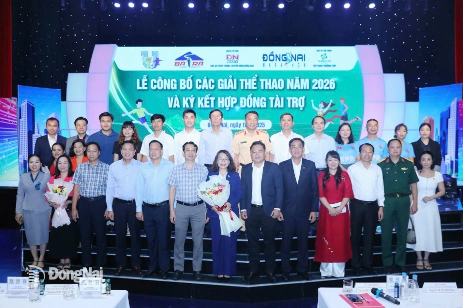 The Editorial Board of DNNRT, delegates and sponsors pose for a souvenir photo at the announcement ceremony of sports tournaments 2026 of DNNRT. Photo: Huy Anh