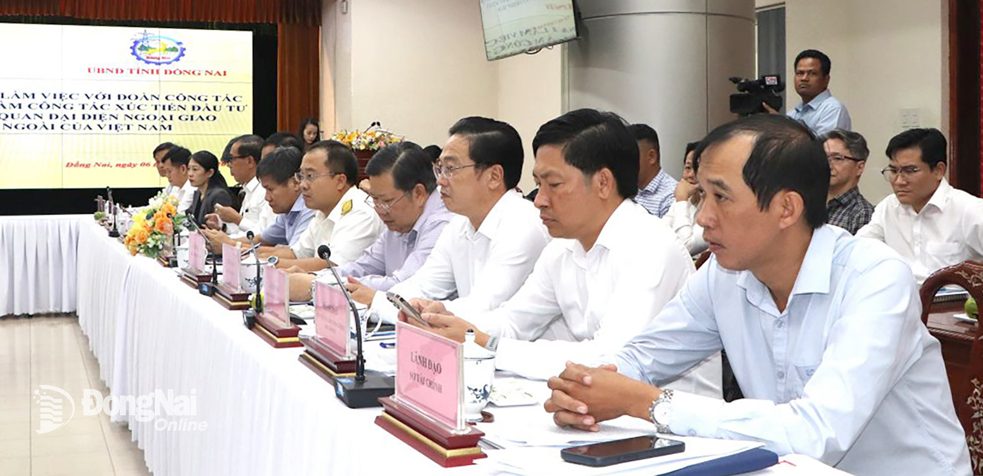 Leaders of provincial departments and agencies work with the Ministry of Finance’s working delegation. Photo: Ngoc Lien