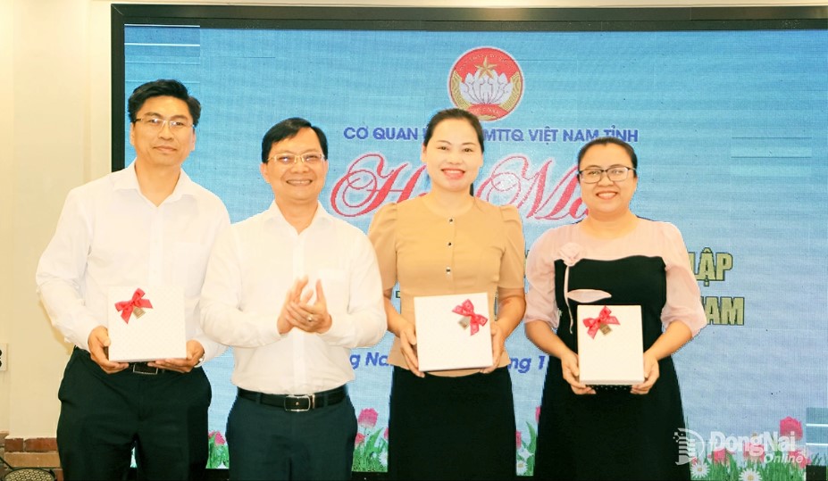 Ha Anh Dung, Member of the Provincial Party Standing Committee, Permanent Vice Chairman of the Vietnam Fatherland Front Committee of Dong Nai province, commends three collectives with many contributions in organizing the 1st Congress of the Vietnam Fatherland Front Committee of Dong Nai province, 2025-2030 term. Photo: Van Truyen