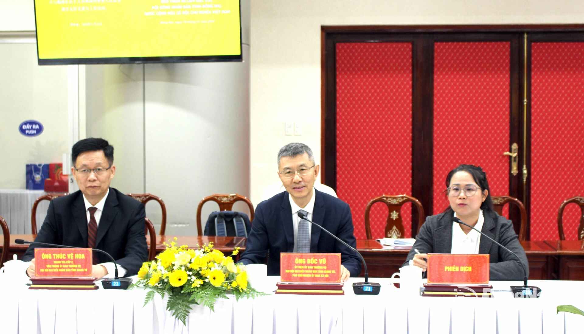 Boc Vu, Member of the Standing Committee of the Jiangsu Provincial People’s Congress and Vice Chairman of the Social Committee (center), leads the delegation to visit and hold a working session with the Dong Nai People’s Council. Photo: Ho Thao