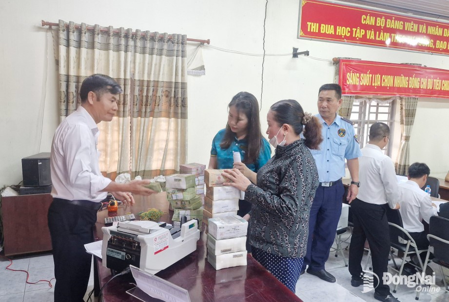 The first households receive compensation for the Bien Hoa - Vung Tau Expressway Resettlement Area construction project. Photo: Dong Giang